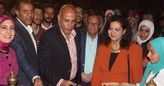  صور.. رئيس التنمية الثقافية يفتتح معرض من وحى التجريدية بقصر الأمير طاز