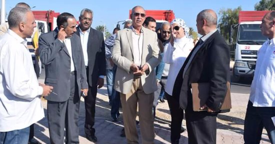 صور.. محافظ البحر الأحمر يتفقد المعدات الخاصة بجمعية النظافة "هيبكا" 
