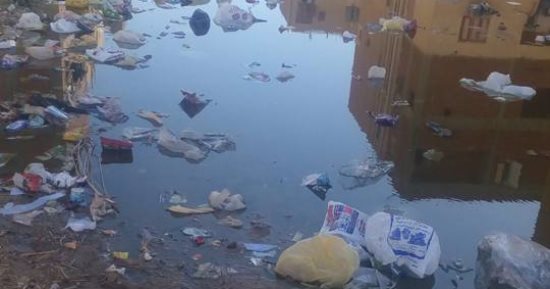 صور.. اضبط مخالفة.. مياه الصرف تغرق محيط عمارات بحى الزهور فى الخارجة