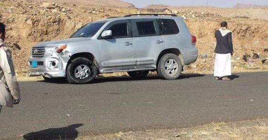 ميليشا الحوثى تنشر صورا لسيارة عبدالله صالح بعد استهدافها