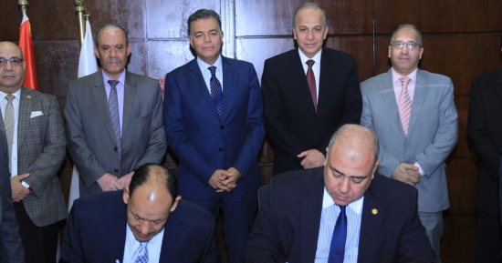 وزير النقل ومحافظ القليوبية يشهدان توقيع اتفاق لإنشاء 150 باكية للباعة