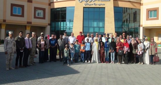 صور.. وفد من رجال كلية الدفاع الوطنى فى زيارة لدعم مرضى السرطان بالصعيد