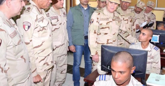 رئيس الأركان يتفقد منظومة التأهيل العلمى والعسكرى بمعهد ضباط الصف المعلمين 