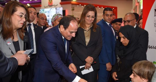 فيديو.. إنجازات تكافل وكرامة أمام رئيس الجمهورية بمعرض القاهرة للاتصالات