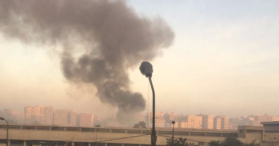 صور.. قارئ يشكو حرق القمامة بمحيط حديقة بدر بالنزهة