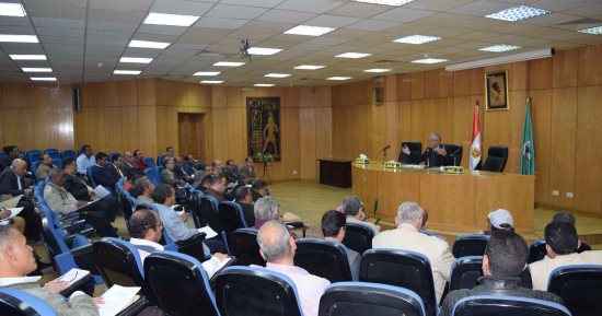محافظ المنيا يبحث تقنين حالات تعذر إزالتها على أرض أملاك الدولة