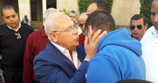 صور.. محافظ بورسعيد يستجيب لشاب كفيف ويوجه بعقد لقاءات دورية مع أولياء الأمور