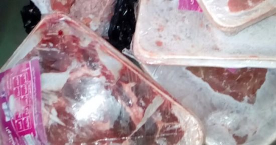 صور.. ضبط 400 كيلو لحوم منتهية الصلاحية داخل مصنع بإمبابة