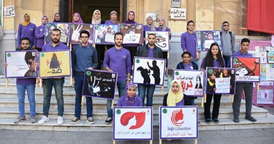 صور.. وقفة صامتة بجامعة القاهرة لمناهضة التحرش
