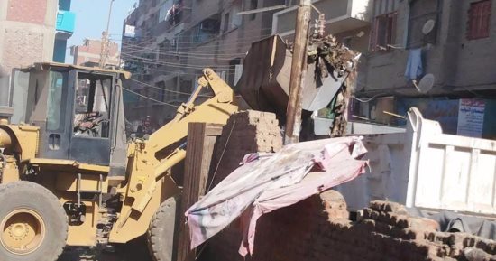 رئيس مدينة ملوى يتابع حملات النظافة وتمهيد الطرق بشوارع المنيا 