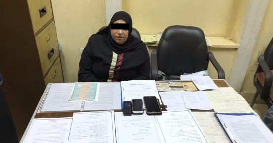 ضبط موظفة بحى مصر الجديدة لاتهامها بالنصب على مواطنين بزعم إنهاء إجراءاتهم