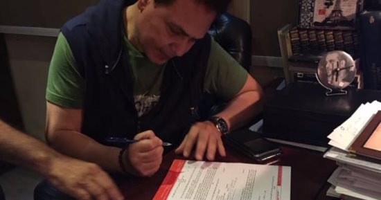 صور.. محمد رياض يتعاقد مع "فنون مصر" على "الأب الروحى 2" 