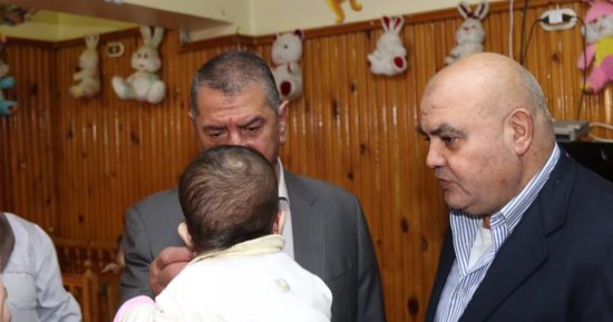 صور.. محافظ كفر الشيخ يزور دار أيتام الرضع ويمنح العاملين شهر مكافأة