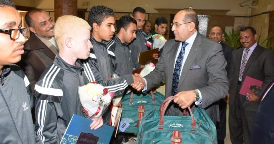 محافظ سوهاج يكرم طلاب مدرسة المكفوفين الحاصلين على المركز الخامس فى كرة الجرس