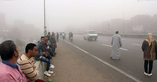شبورة مائية تغطى سماء القاهرة والجيزة وارتباك بحركة المرور