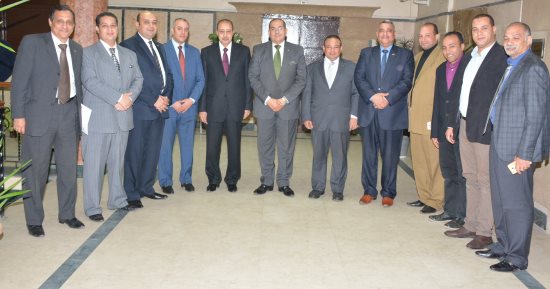 محافظ سوهاج يلتقى أعضاء النادى الرياضى ويؤكد على تطوير الأنشطة