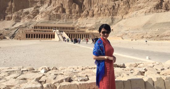 صور.. رئيسة دار الأوبرا الصينية تزور معالم الأقصر الأثرية