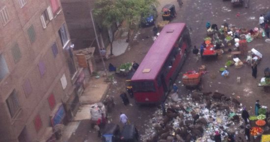 شكوى من تراكم القمامة واحتلال الباعة الجائلين لشارع منشية الصدر بالعمرانية
