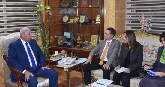  محافظ أسوان يستقبل السفير السويسرى لبحث مشروع توفير مياه شرب نقية