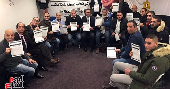 صور.. "علشان تبنيها": توقيعات وترحيب فى الجالية المصرية بباريس للحملة