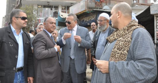 محافظ الجيزة يخصم 5 أيام لقيادات بالأحياء لإهمال النظافة ويوجه بضبط "الكارو"
