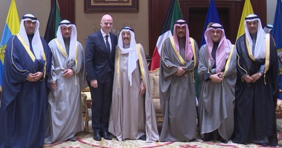 صور.. أمير الكويت يستقبل رئيس الفيفا بعد رفع الإيقاف