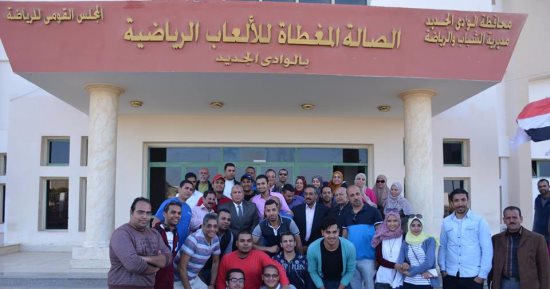 محافظ الوادى الجديد يلتقى وفد شباب "اعرف بلدك"  خلال زيارته للمحافظة - صور