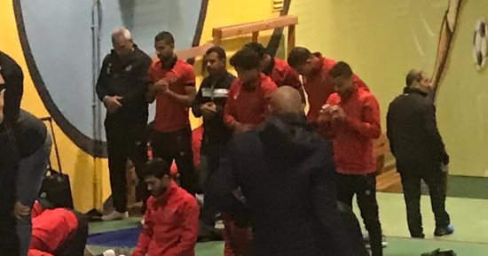 لاعبو الأهلي يؤدون صلاة المغرب قبل مواجهة الأسيوطي
