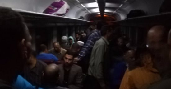 صور.. معاناة أهالى نكلا من تأخر القطار وإهمال المحطة