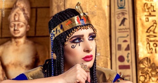 ميرنـا وليد تتألق بفوتوسيشن فرعونى وتتزين بعين حورس فى القرية الفرعونية