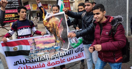 سيب القوس مفتوح.. فصول جديدة فى راوية الكفاح الفلسطينى ضد الاحتلال.. الأطفال والنساء وذوى الإعاقة أبطال الانتفاضة الثالثة ضد قرار ترامب.. ويؤكدون: محمد الدرة والشيخ أحمد ياسين لم يموتوا ولكن أحياء فينا
