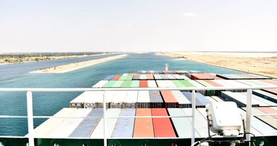 مهاب مميش: 56 سفينة تعبر القناة بحمولة  3.3 مليون 