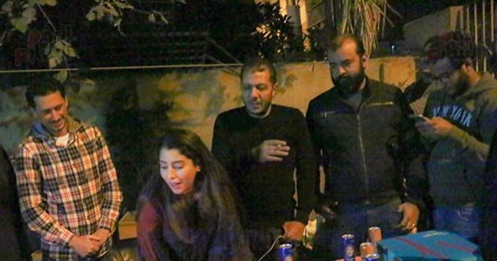 بالصور.. صناع فيلم (خلاويص) يحتفلون بعيد ميلاد آيتن عامر فى التصوير