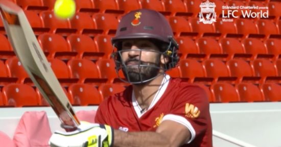 شاهد.. محمد صلاح يتحدى ثنائى ليفربول فى لعبة الكريكيت