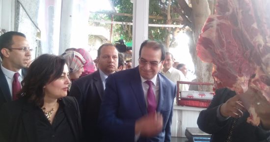 نائب وزير الزراعة تتفقد منافذ بيع اللحوم المخفضة بالدقهلية