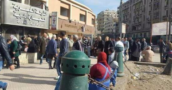 قارئ يرصد زحام المواطنين أمام صيدلية الإسعاف للحصول على البنسلين