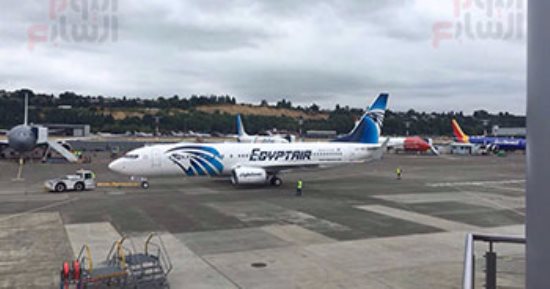 صور.. بوينج تحتفى بالوفد المصرى قبل تسليم الطائرة "737" لمصر للطيران