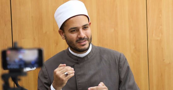 أحمد المالكى فى عيد الأم: بر الوالدين فرض عين وأفضل من الجهاد