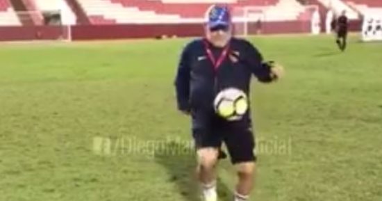  بالفيديو.. ماردونا يعود لاستعراض مهارته من جديد