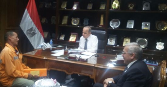 محافظ القليوبية يلبى طلب مواطن ويأمر بتوفير شقة سكنية له