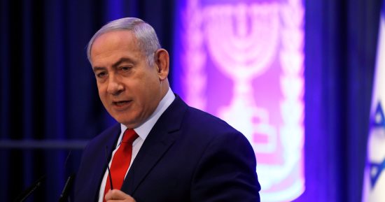 صور.. نتنياهو يواصل استفزاز العرب: دول كثيرة أخرى ستنقل سفاراتها للقدس 