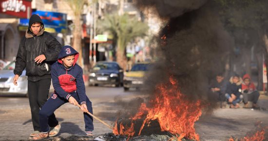 صور.. اندلاع مواجهات بين شبان فلسطينيين والجيش الإسرائيلى وسط الخليل