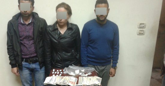 سقوط عاطل وموظف وربة منزل يدخنون الحشيش قبل ترويجهم الهيروين بالدرب الأحمر