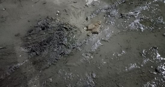 صور.. كسر ماسورة مياه شرب بأولاد صقر يتسبب فى إعاقة حركة المرور