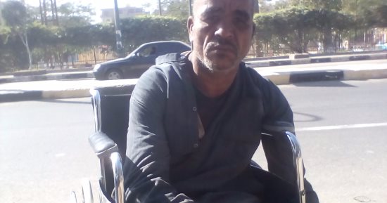 مأساة عم بدر بالمنيا.. رجل أربعينى "عاجز" يحلم بإجراء عملية جراحية فى ساقه