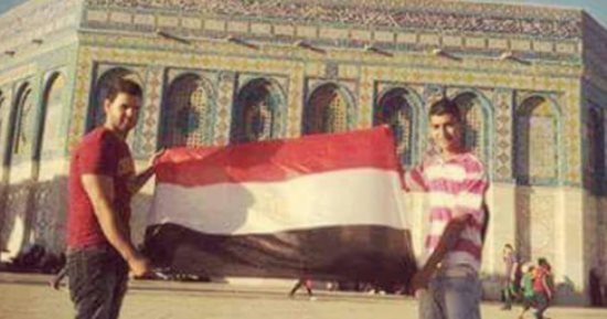 قارئ يشارك بصورة علم مصر مرفوع فى القدس..ويعلق: أخبروا مصر أن فلسطين تعشقها