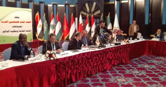 صور.. "الصحفيين العرب" يرتدون كوفية فلسطين خلال اجتماع الأمانة العامة ببغداد