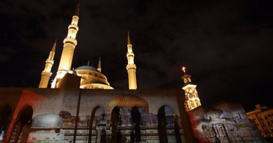 صور.. بيروت تتضامن مع الأقصى بإنارة مسجد الأمين وكاتدرائية مارجرجس
