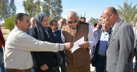 محافظ الوادى الجديد يجرى جولة تفقدية لقطاعات الفرافرة الخدمية 