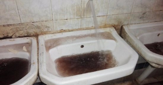 شكوى من تلوث مياه الشرب فى المدينة الجامعية بطنطا وتحولها للون الأسود